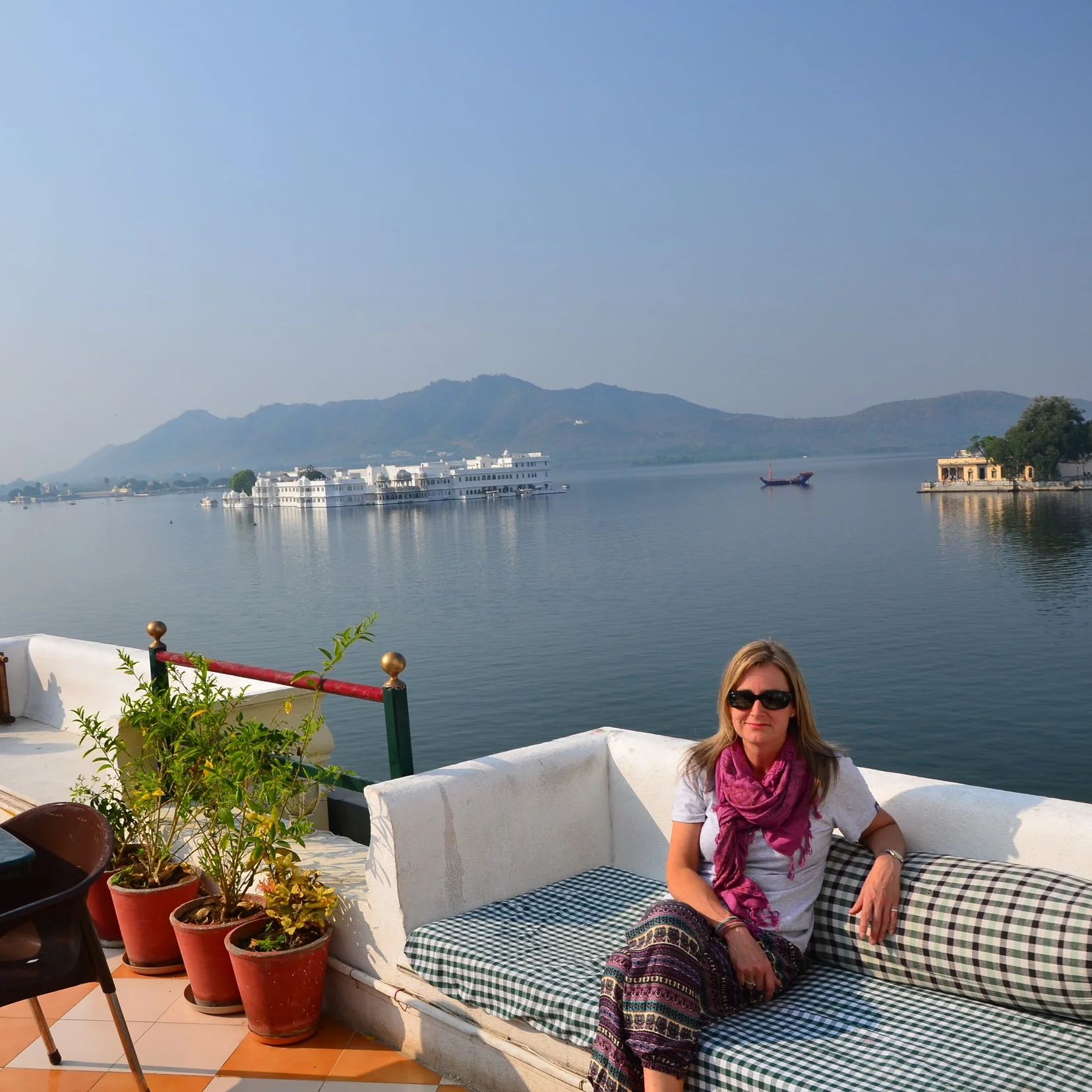 Angela+with+Lake+Pichola+and+the+Taj+Lake+Palace+in+the+background%2C+Udaipur%2C+India.jpg