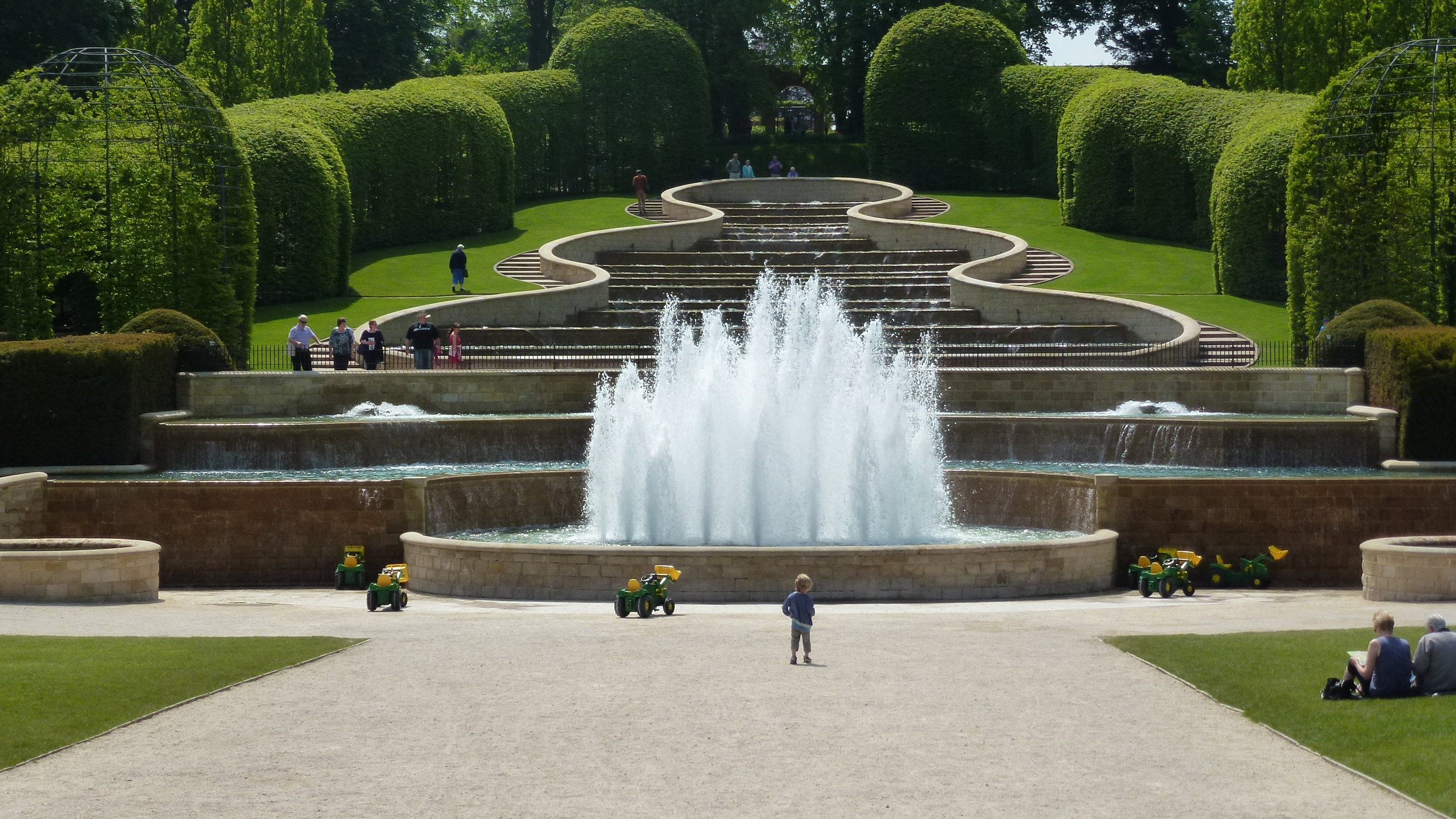 fountain at Alwick Gardens.JPG