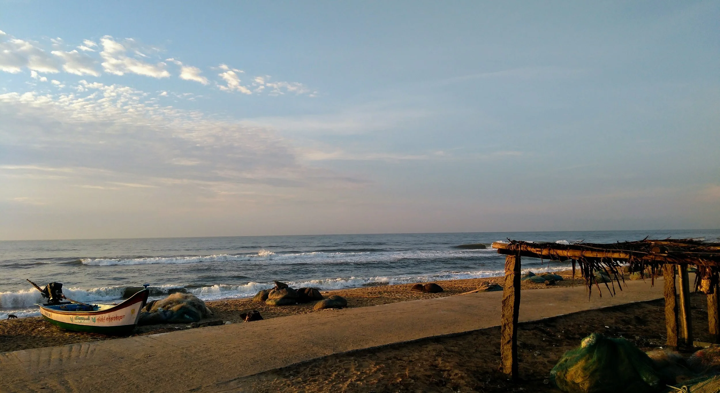 Fisherman_boat_at_Mahabalipuram_beach.jpg
