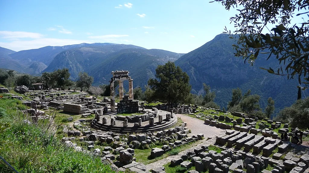 1024px-Delphi,_Greece_-_panoramio.jpg