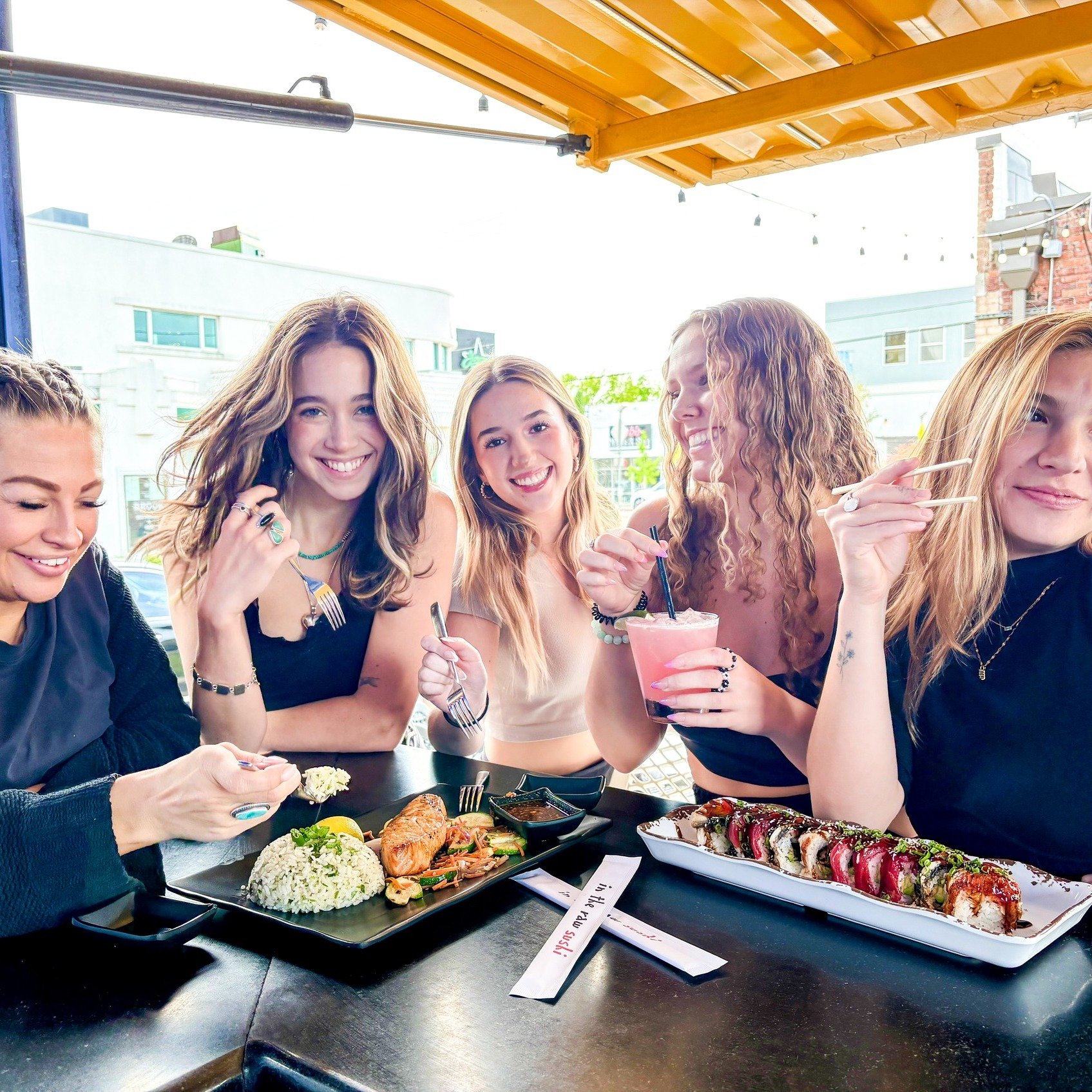 Rollin&rsquo; with my homies 🎶🍣👯&zwj;♀️ 

Grab your crew and head down to Brookside for a good time. #tulsafoodie #tulsaeats #diningwithfriends #brooksidetulsa