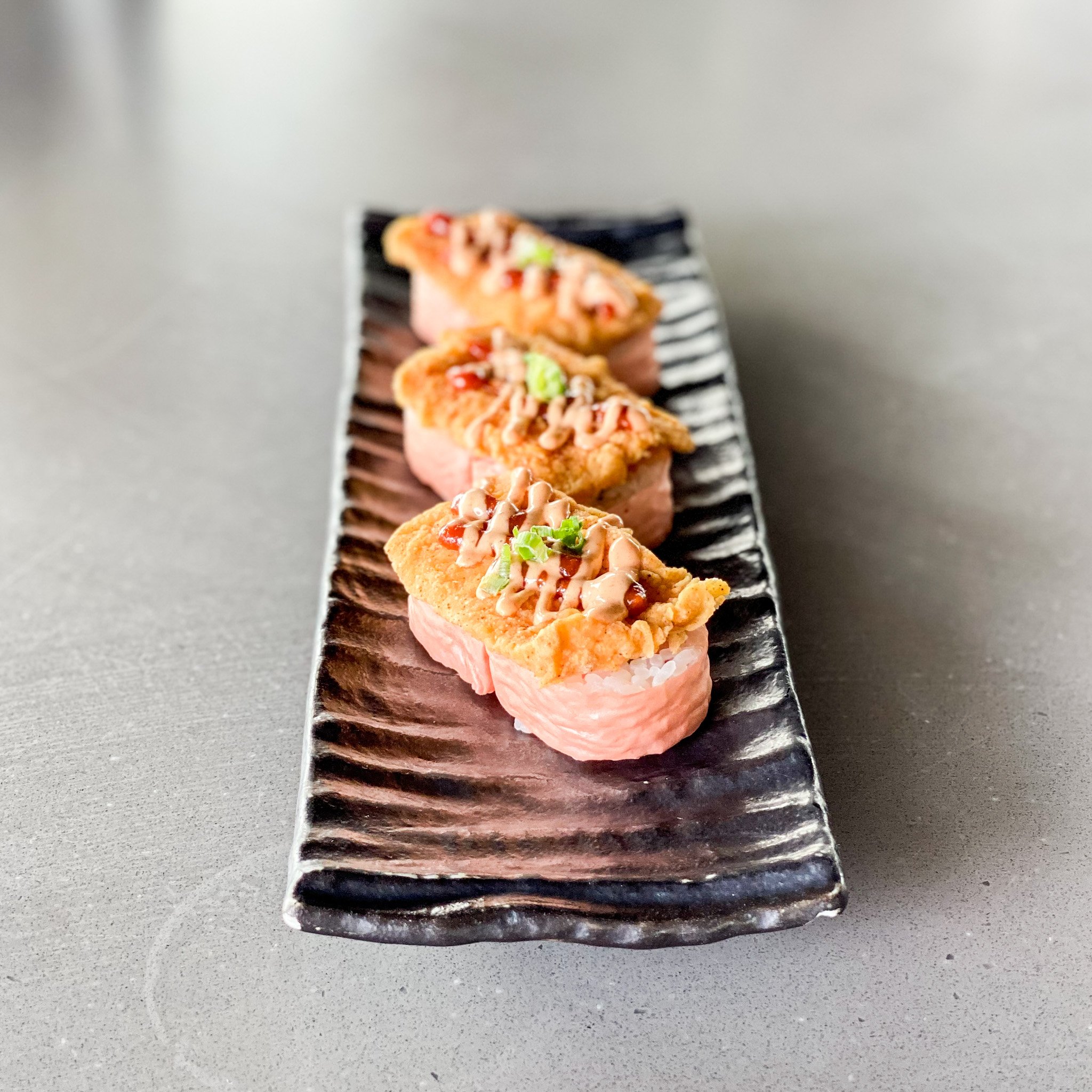 We&rsquo;re jammin&rsquo; with salmon today! Come indulge in our fried salmon roll and take advantage of the sunny vu&rsquo;s at our rooftop dining. 

Check out our other specials on 👉🏼intherawsushi.com/itr-vu 

#tulsaeats #tulsafoodie #tulsaartsdi