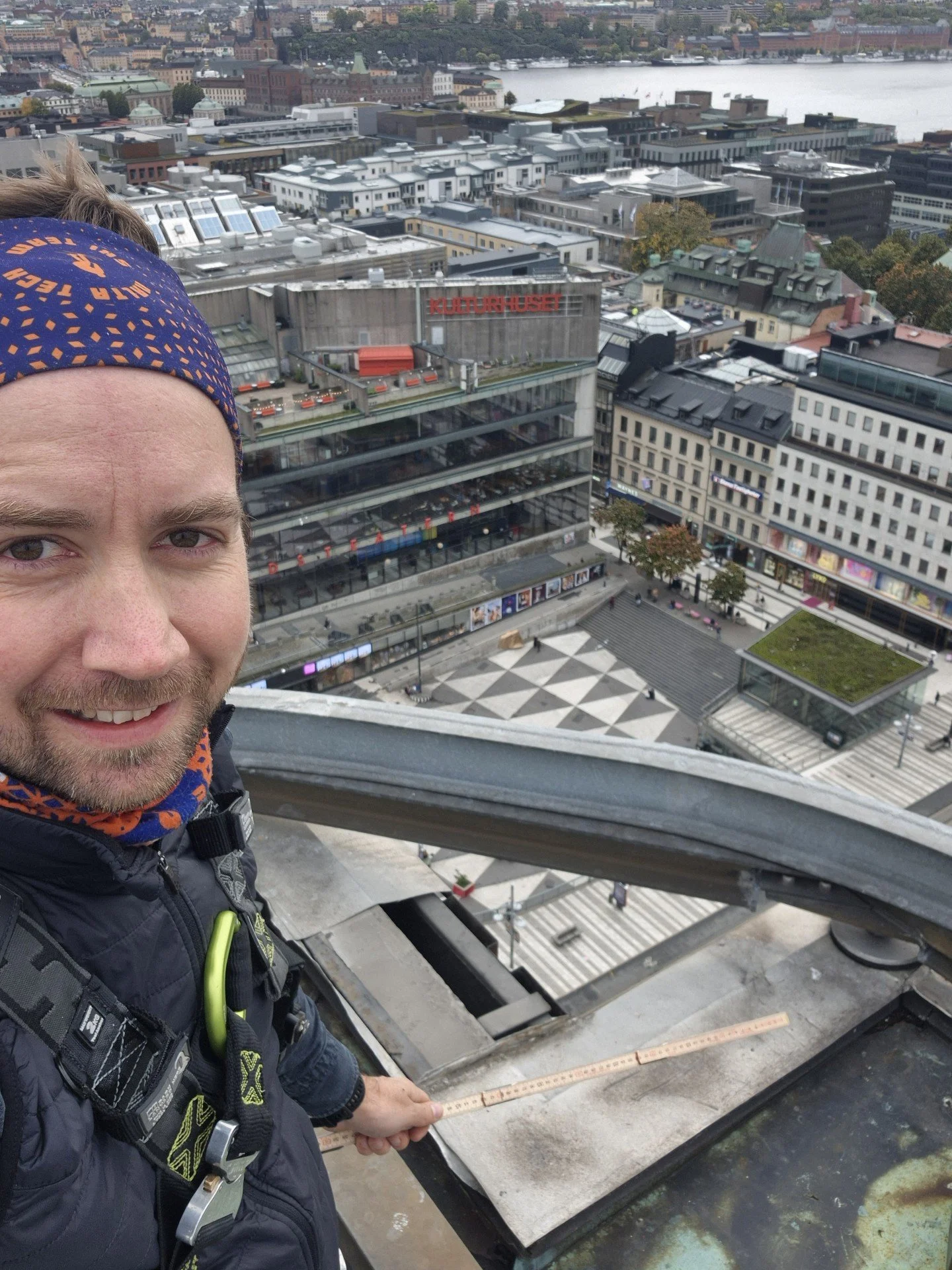 f-lj-med-upp-p-sergelskrapans-tak-f-r-platsbes-k-loostr-m