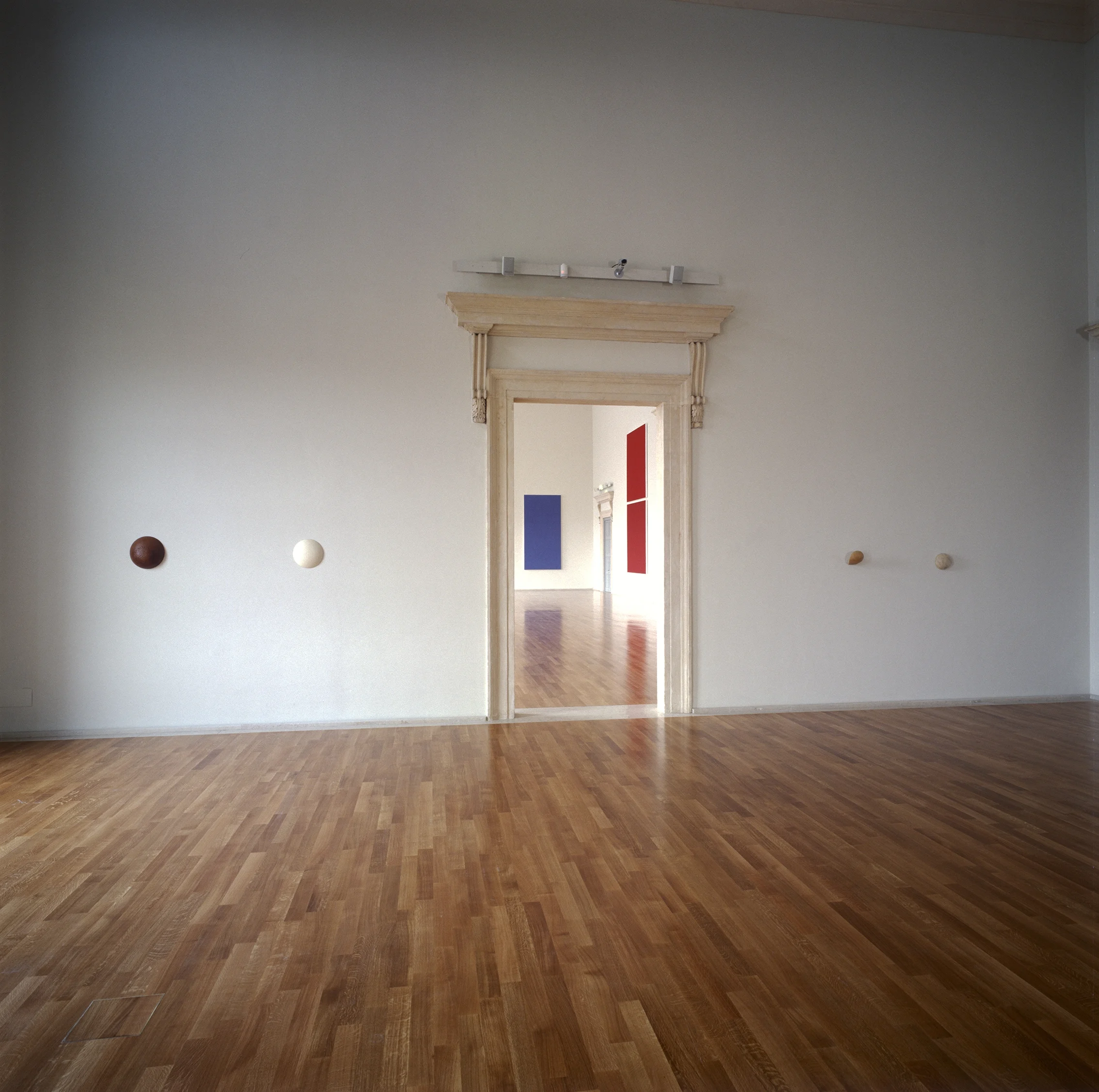 2002 - The Panza di Biumo Collection Gran Guardia, Verona, Italy Untitled N. 150, Untitled N. 182 di Ross Rudel - Verona Painting Blue, Verona Painting Red N. 3, Verona Painting Red N. 6 di Phil Sims - Untitled N 173, Untitled N. 252 di Ross Rudel Photo © Giorgio Colombo, Milano