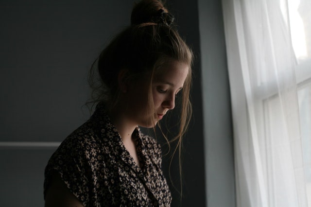 Mikonowicz-alone-head-down-min.jpeg