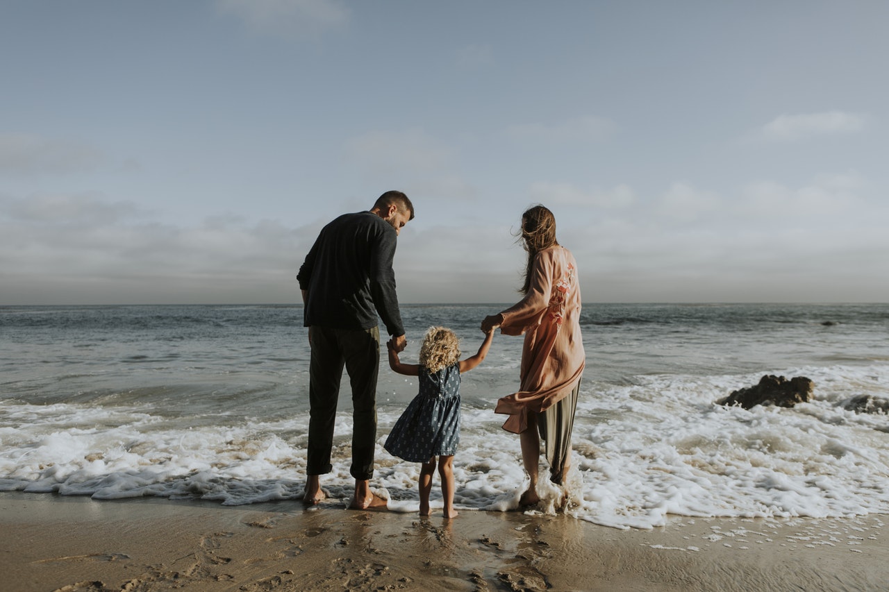 Mikonowicz-family-at-beach-min.jpeg
