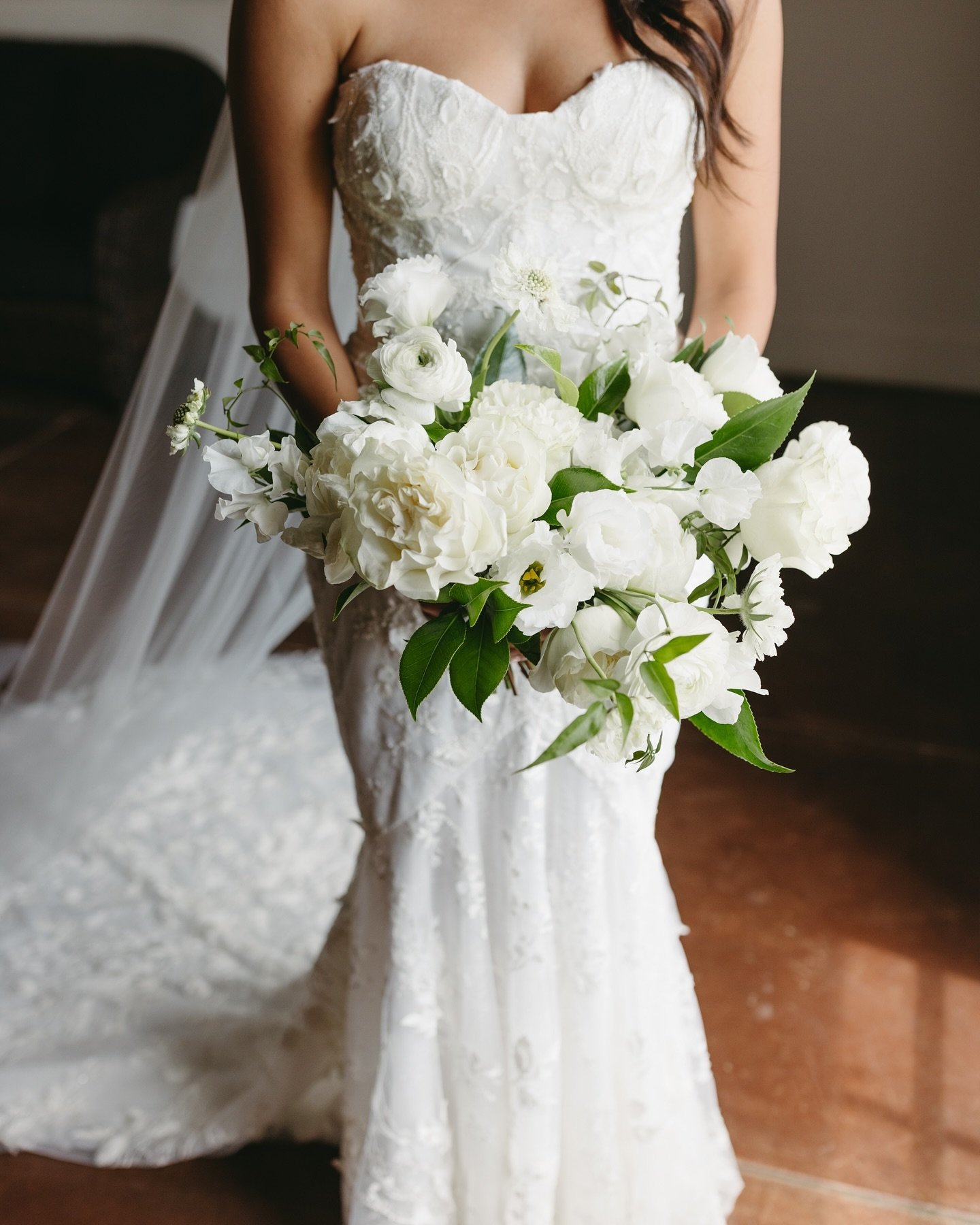 This bouquet, this dress, this bride, this location! Love the bridal suit at Casino San Clemente! 

Florist | @beautifulsavageflowers 

Planner | @sunshineeventsco 

Venue | @thecasinosc 

Photographer | @lexandthelotus