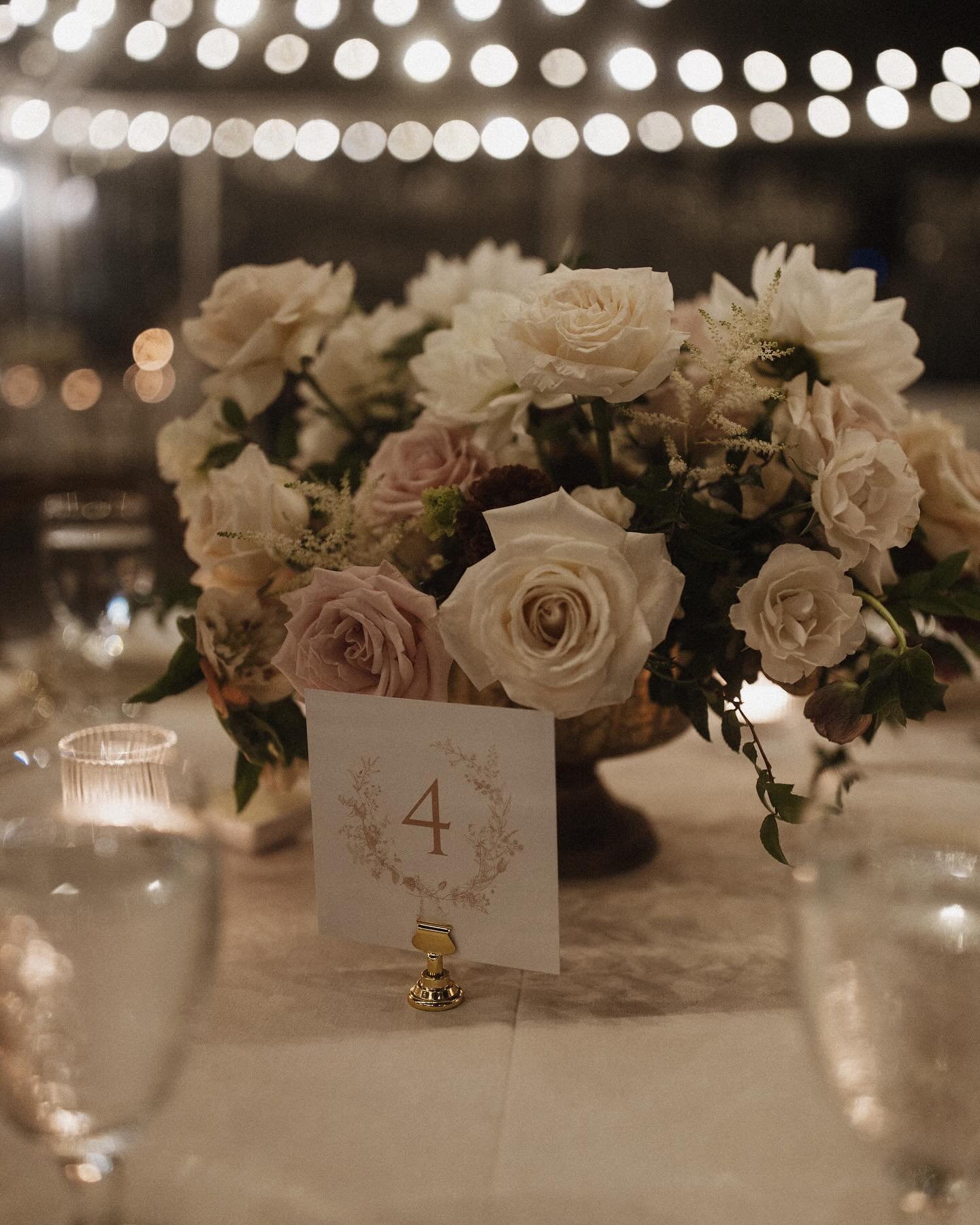 The centerpieces, bringing all the romance to this evening reception&hellip;

Florist | @beautifulsavageflowers 

Venue | @franciscangardens