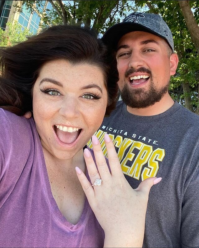 Congratulations to our stylist Alicia @aliciacroker_hair on her engagement!!! We are sooo happy for you guys!!!! Time to plan a wedding!! 🎊🎉
&bull;
&bull;
&bull;
&bull;
#fringesalonwichita #wichitasalon #wichitastylist #engagement #proposal #congra