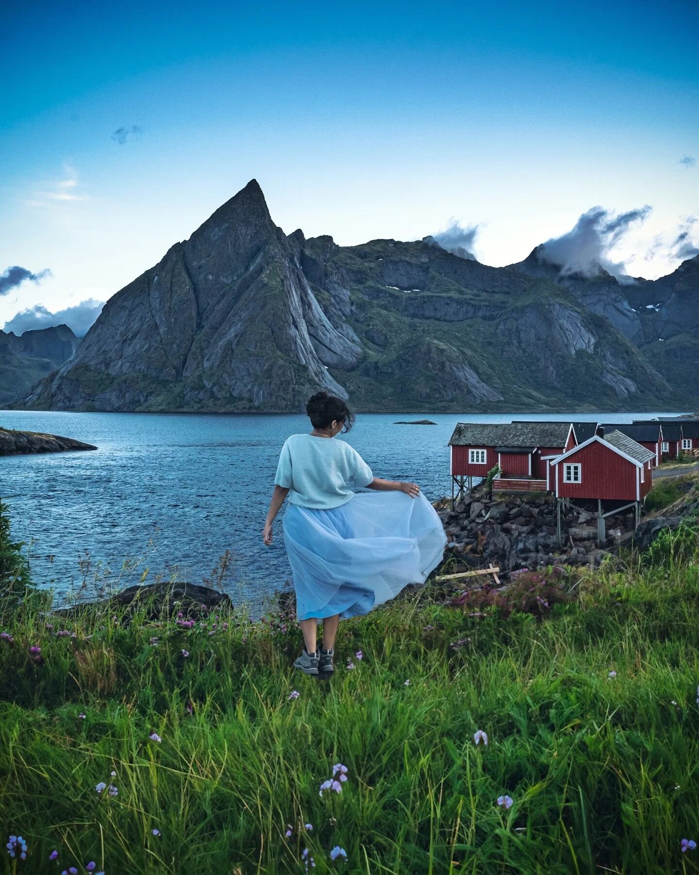 Aren't we all born to explore places like these!? 😍 Norway, you beauty 😍❤️
#Norway #TripCouple
#sonyalpha #sonyalphain #norway🇳🇴 #lofoten #lofotenislands  #reine #midnightsun