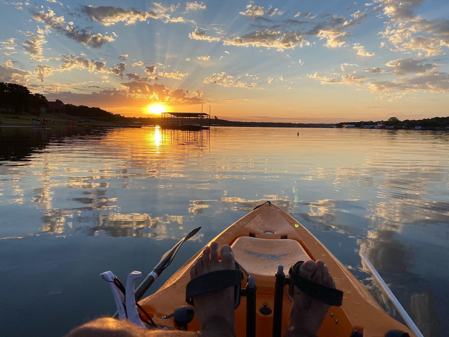 Hard to beat this view by @bass.kayak.and.beers. The early angler gets the early bass. Who else likes to get up before dawn to hit the water?
.
.
#sunrise #dawn #nofilter #bassfishing #kayaking #kayakbassfishing #kbf #lakeviews  #kayakfishing