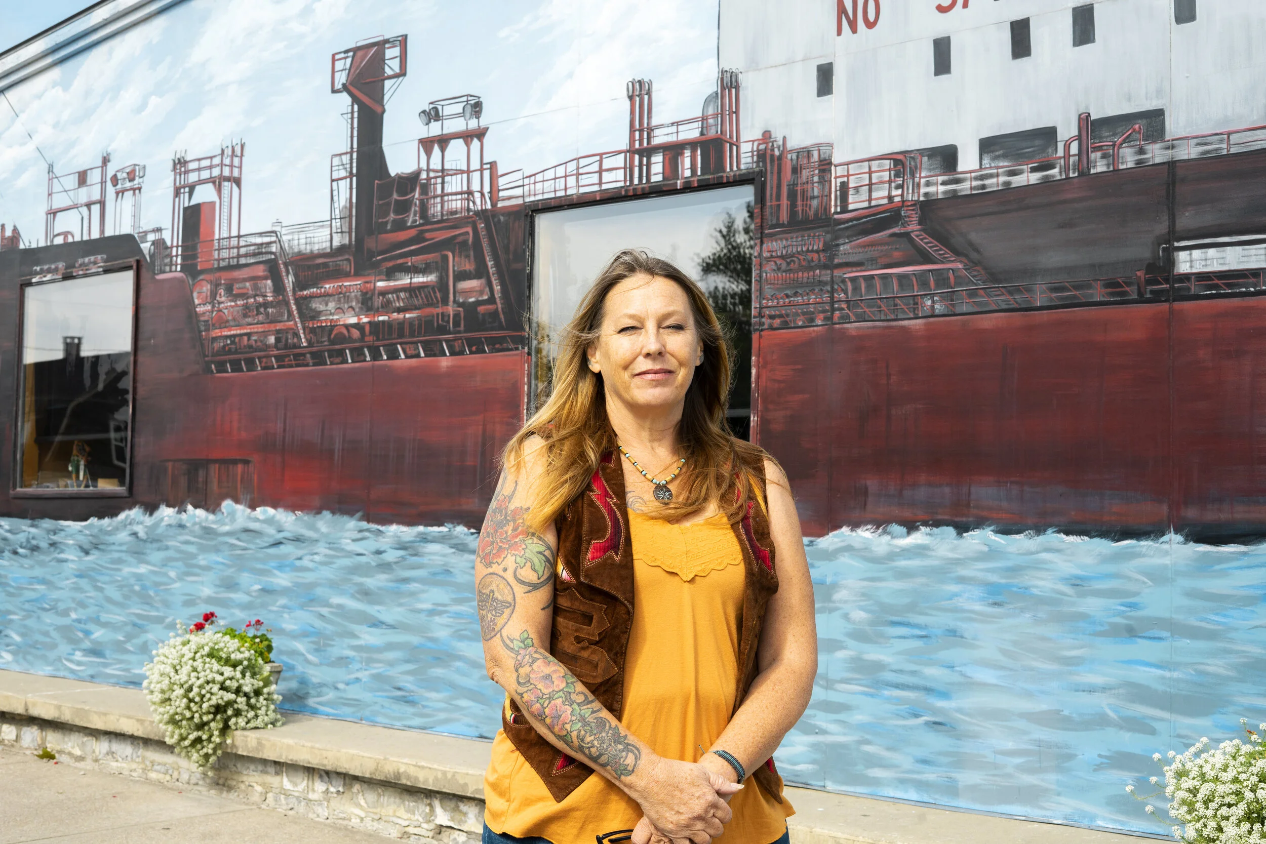  Kelly Curry is the professional muralist responsible for the expansive paintings that bring the buildings of Clayton to life. Curry, who started painting only eighteen years ago, now has about five hundred and fifty total murals across seven states 
