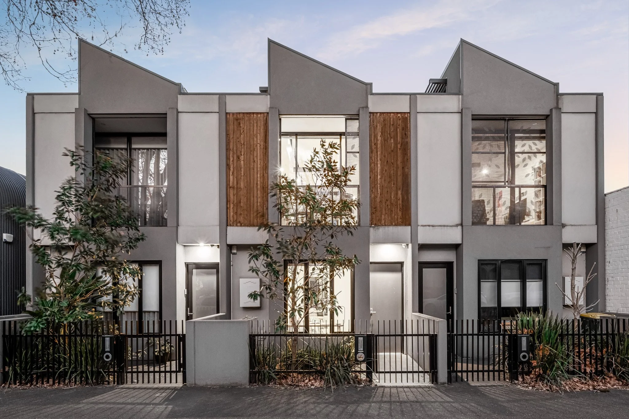 Dusk photography captures the unique and enchanting ambiance of a property as the day transitions into evening. During this magical time, natural and artificial lighting blend harmoniously to illuminate both the exterior and interior of the home, cr