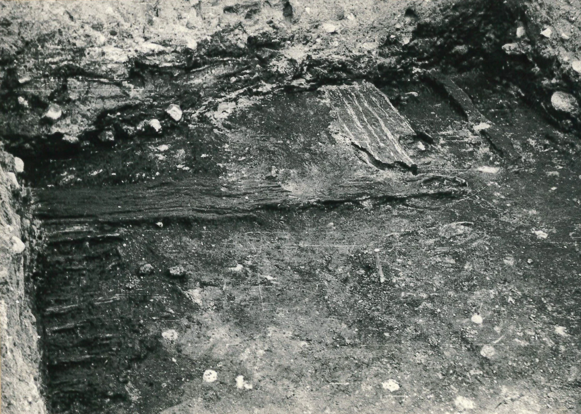 9. celtnes daļa ar piebūvi, kas paiet zem nepētītās pilskalna daļas. V laukuma, 7. kārta. Foto 1973. g.