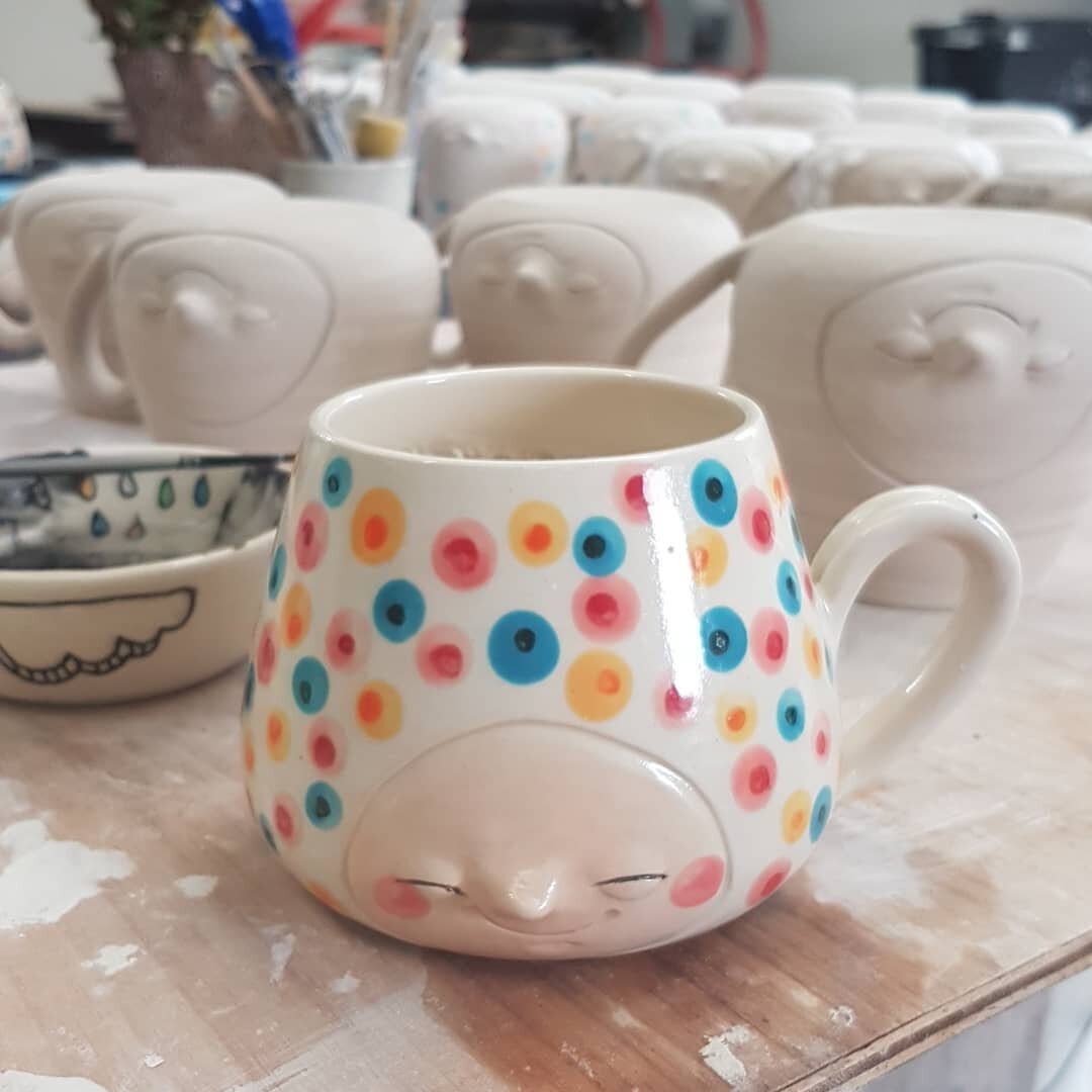 Oooh it's cuppa time ☕ Its nice to see something smiling back at you while you work.... I have many faces smiling back at me when I'm at work 😁
...
#mugshotmonday #mug #rainbowcolour #rainbowconfetti #stonewarepottery #happyface #handmadehappiness #