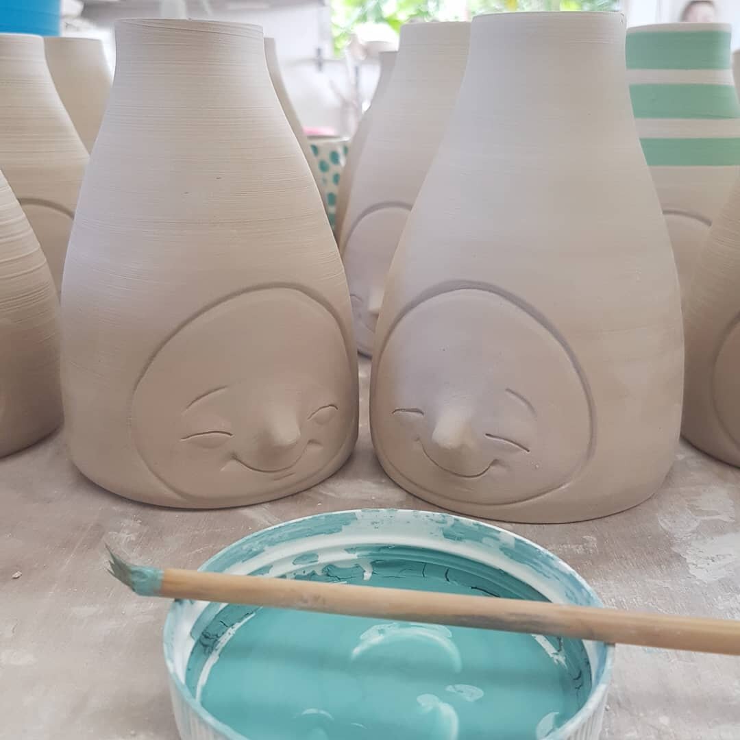 I'm finding that some days are still so tiring... not sure if these little sleepy peaceful faces are helping lol 😴
...
#fallingasleepatwork #recoveringslowly #lovemyjob #peaceful #ceramicvases #stoneware #ceramicstudio