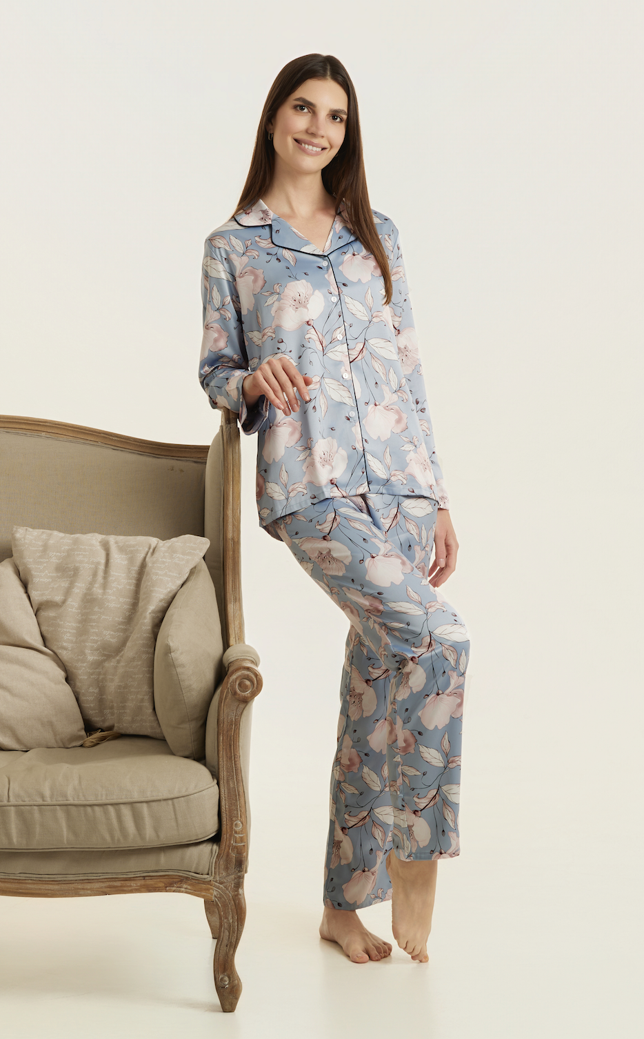 pijama-mujer-viscosa-pijamascue-azul-flores-mangacorta-saten-tirantefino-botones-largo.png