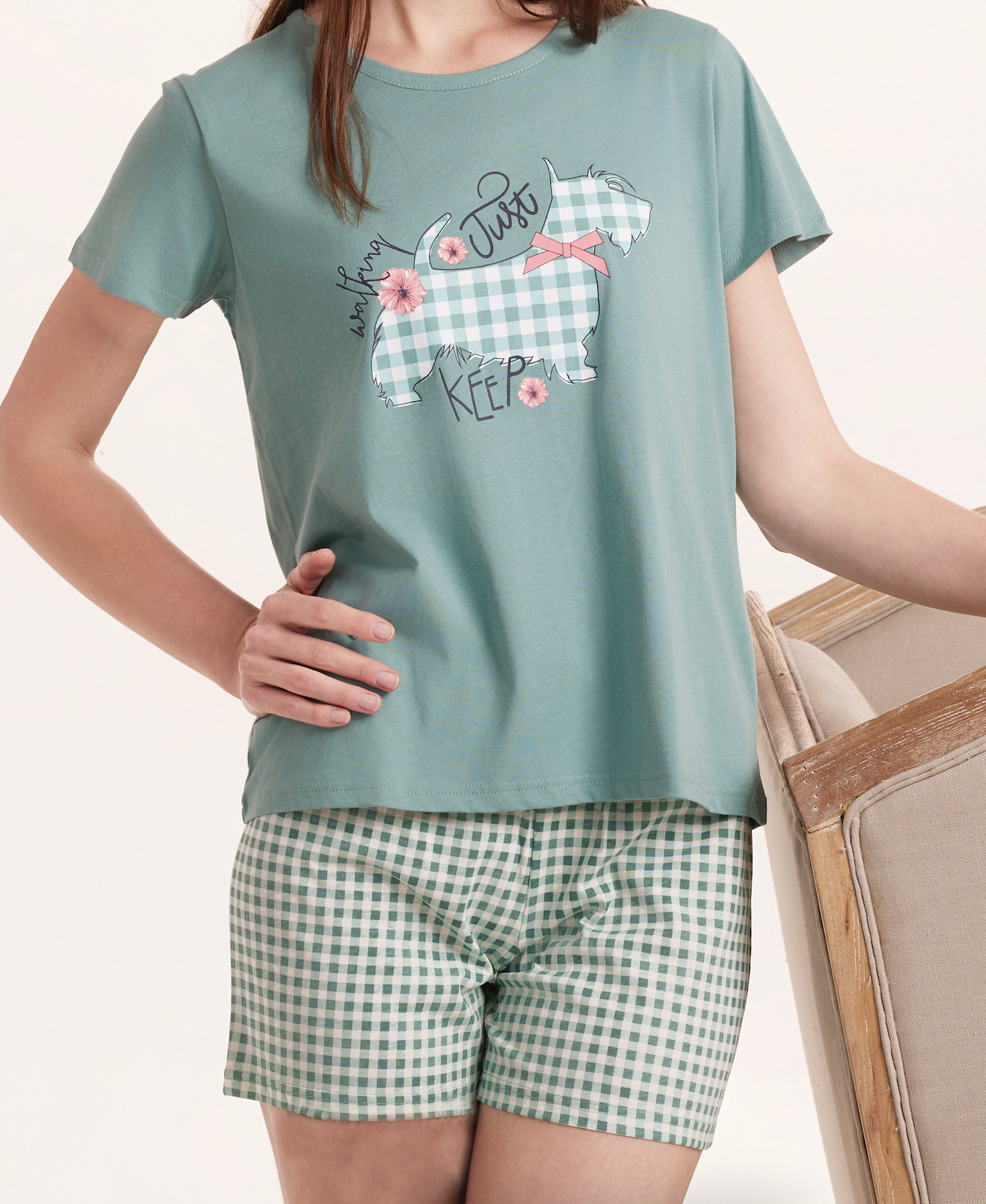 pijama-verano-mujer-pijamascue-gris-pantaloncorto-mangacorta-verde-cuadrosvichy-perro.png