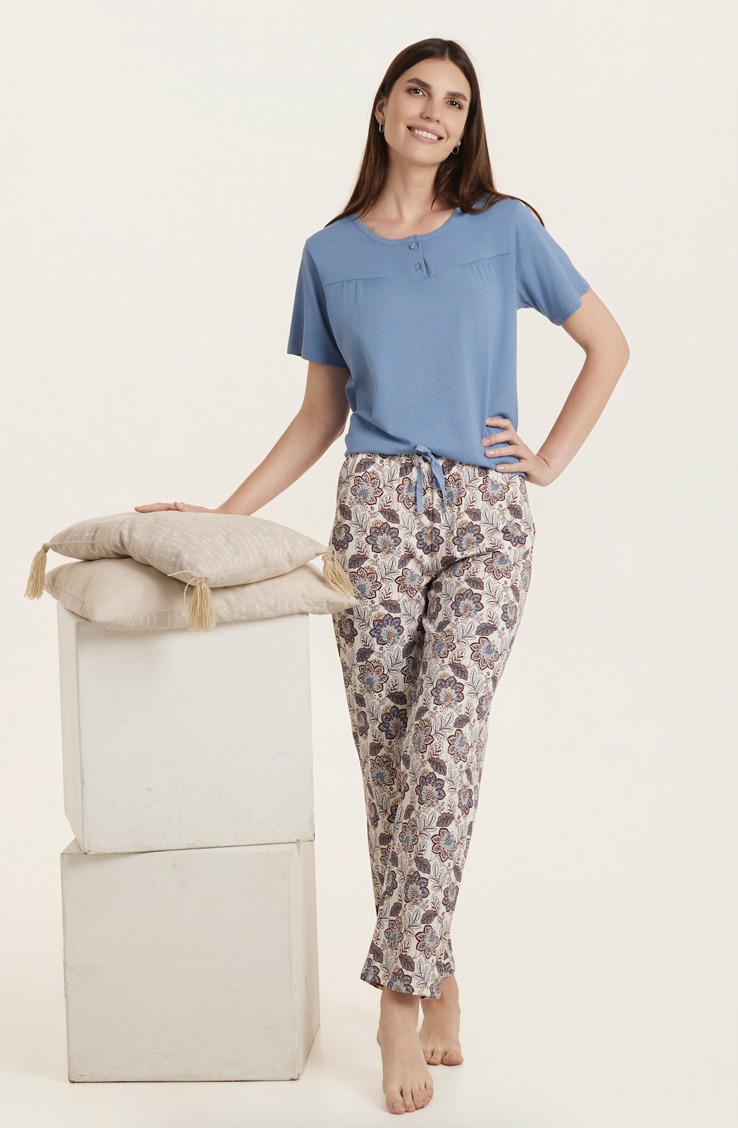 pijama-verano-mujer-pijamascue-gris-pantalonlargo-mangacorta-azul-flores.png