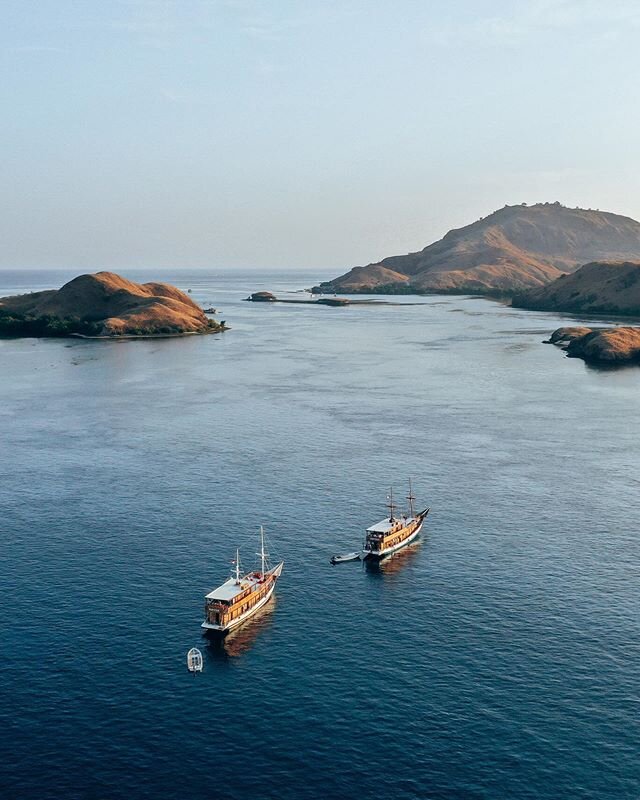 Two Sisters!
〰️〰️〰️
Spotted: #PapitonLopi and #PapitonDuwa are sailing side by side at The Komodo National Park waters.

It&rsquo;s been hazy, rainy, and windy lately and we can&rsquo;t wait to take you guys again to see the beauty in the bright days