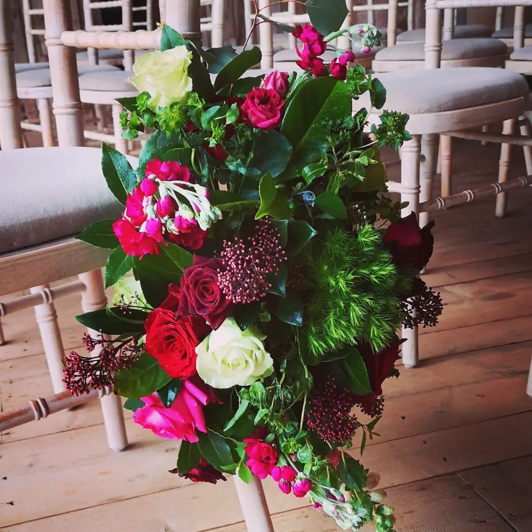 #jewelcolours #vibrant #hiddenrivercabins #tableflowers  #budvases #pewends #roses #callas #fennel
When you finish a long day's work and arrive at your cousins with a big bunch of flowers!