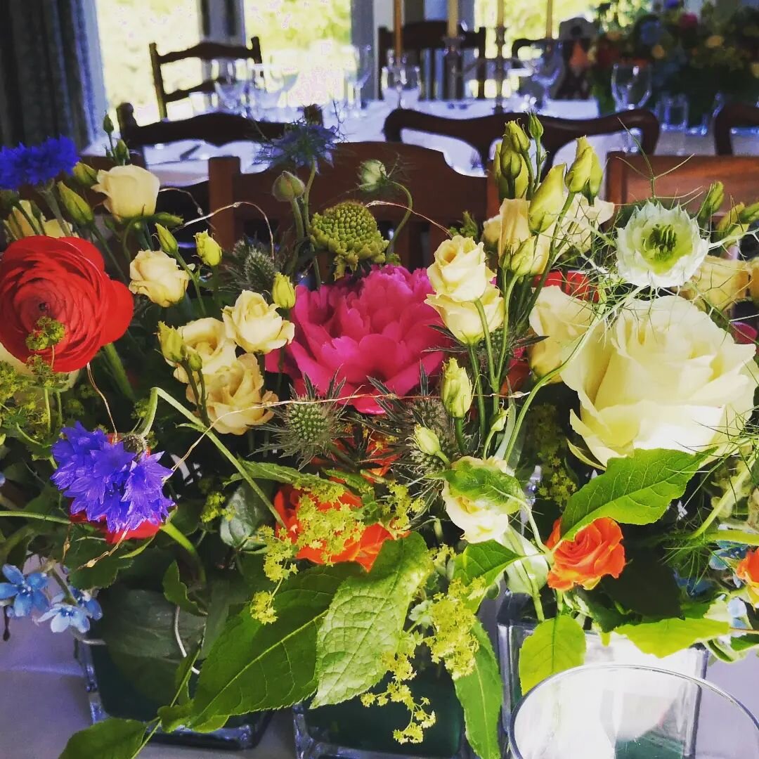 Ready to go install flowers for a wonderful friend birthday #marlhouse #whithorn #goodfriends #50thbirthday #tableflowers #ihavethisthingwithcolor