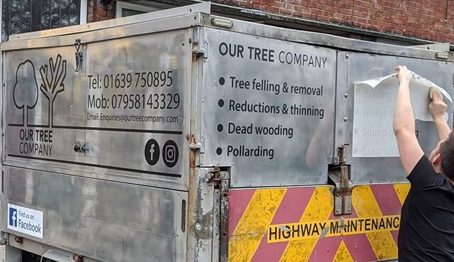 First van signage of 2020 on @ourtreecompany  vehicle this chilli morning, ready for the road!

#vehiclesignage #vehicles #signage #metamark #application #vehicledesign #vehiclegraphics #branding #advertising #treen#gardenwork #nature #woodwork