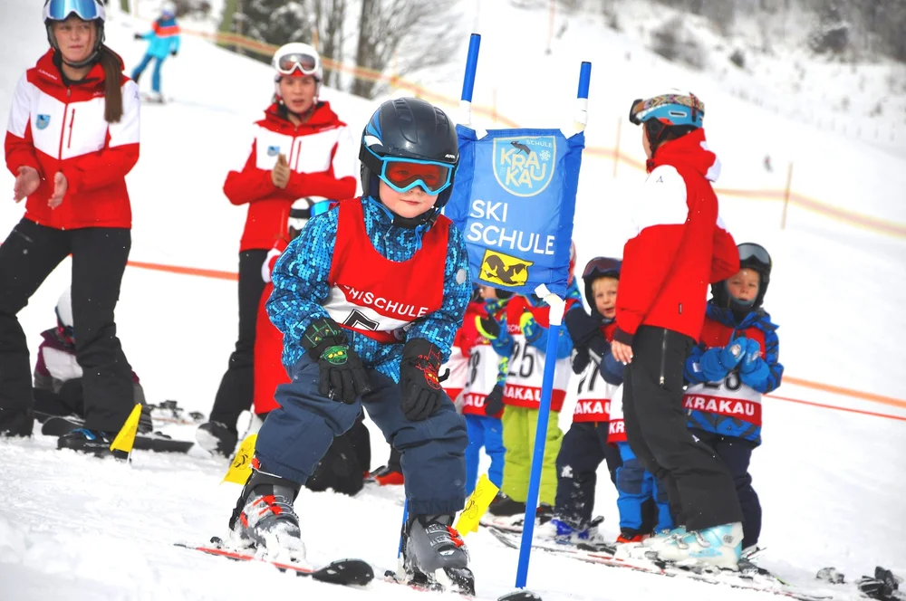 Kinder beim Skifahren in der Skischule Krakau