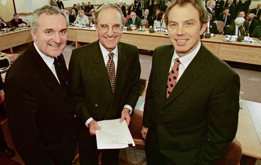 147e6-tonyblair2csenatorgeorgemitchellandbertieahernsmilingaftertheysignedtheagreement2f2fcredit3airishnewstonyblair2csenatorgeorgemitchellandbertieahernsmilingafterthe.jpg