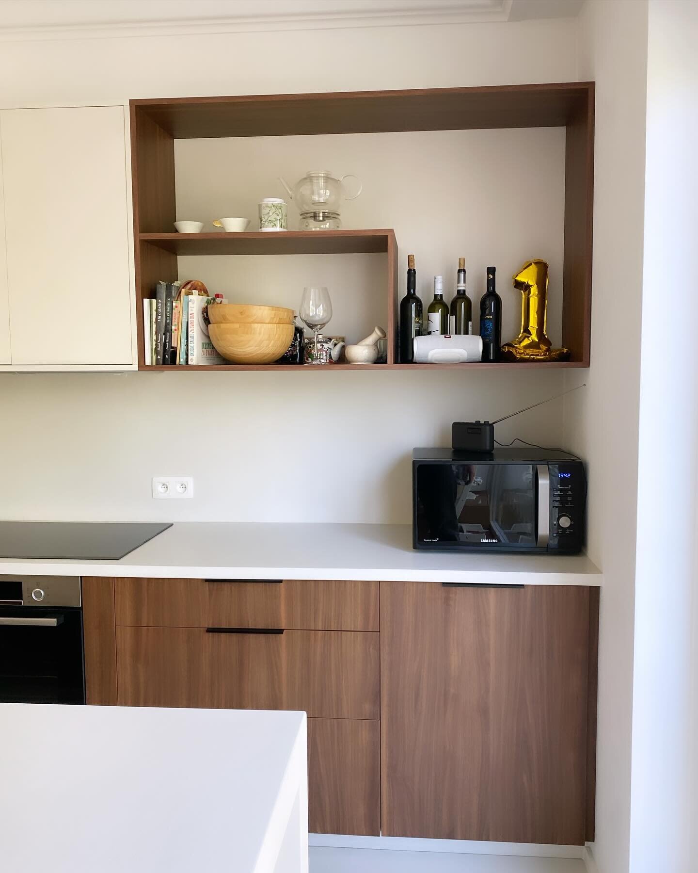 AIR22 &bull; Cemento resina countertop &amp; floor + walnut  doors &amp; shelves | Ixelles 

#kitchen #architecture #design #brusselsarchitecture #brussels #pragmarchitects