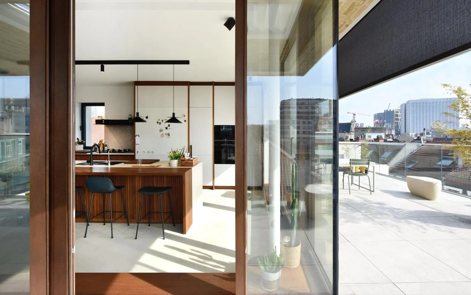 Above Brussels.
Complete design of a penthouse. 
Warm afrormosia, resin and a touch of the seventies. 

Pictures &amp; craftmanship @woodblaster