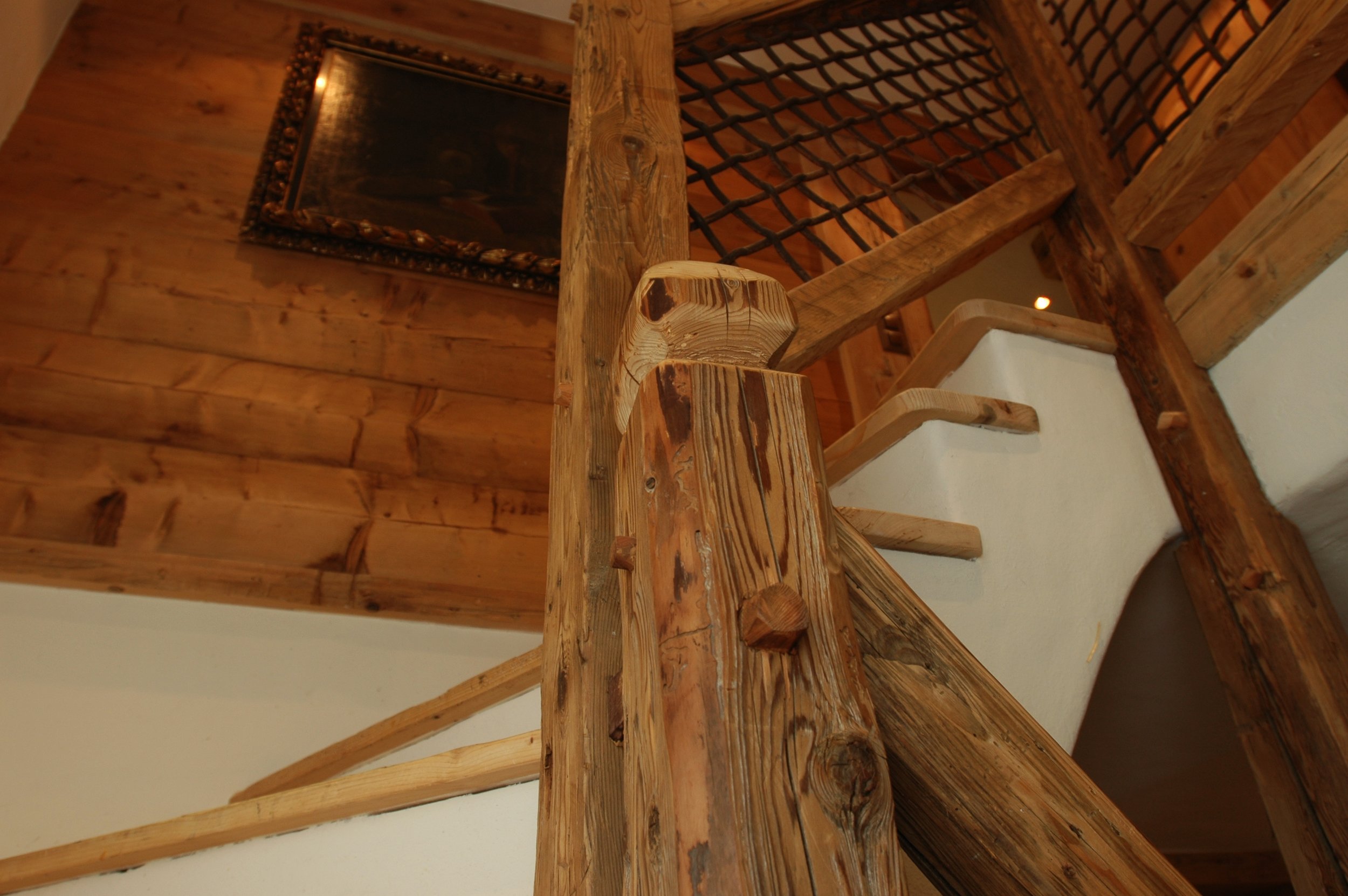 GSTAAD TABLEAU ESCALIER RDC.JPG