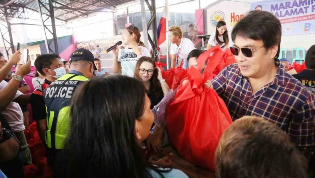  REVILLA RUMESPONDE SA SUNOG  SA MALABON,  NAMAHAGI NG TULONG 