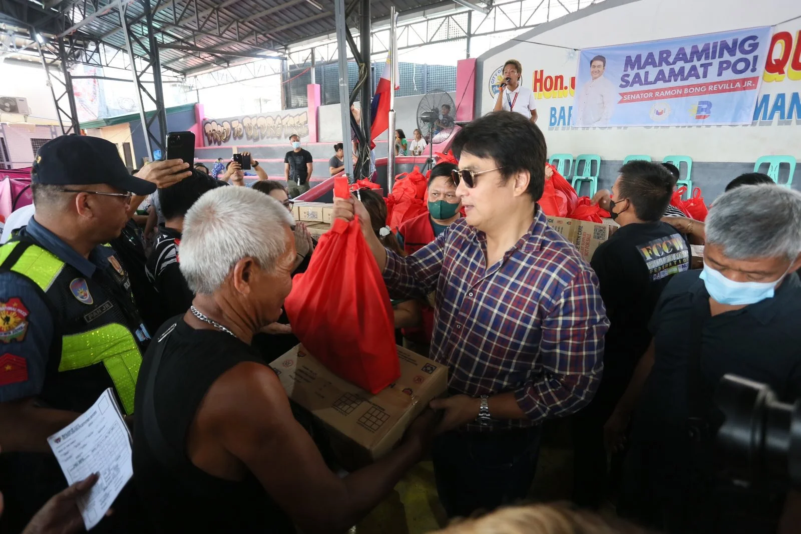 REVILLA PROVIDES RELIEF ASSISTANCE TO FIRE VICTIMS IN MALABON