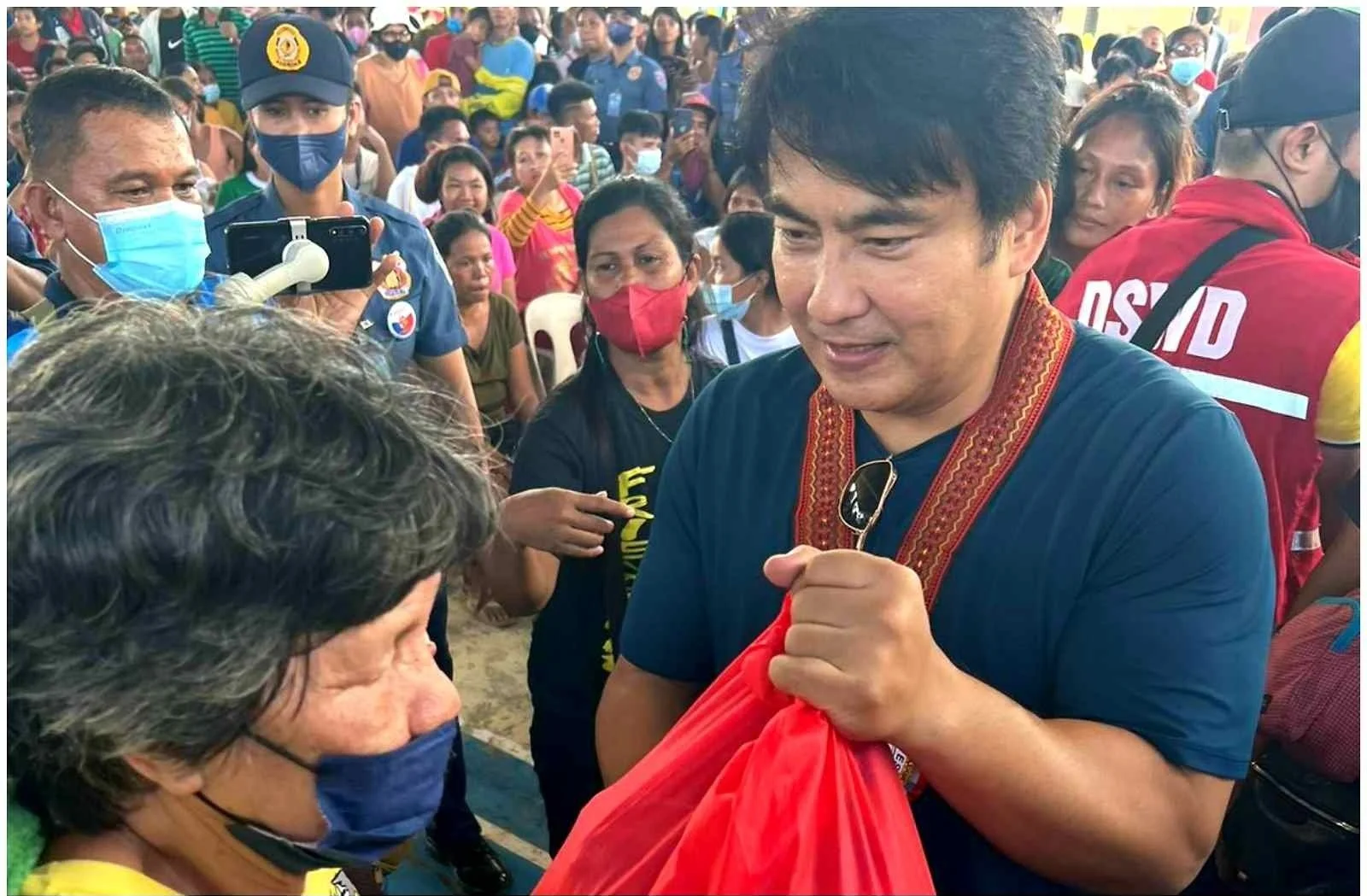 REVILLA KINALINGA ANG MGA BIKTIMA NG BAGYONG PAENG SA ZAMBOANGA