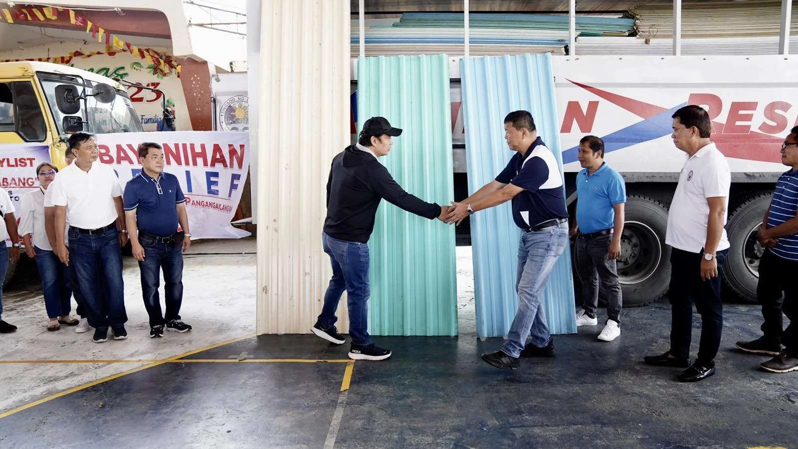 SEN. BONG REVILLA NAMAHAGI NG YERO AT PLYWOOD SA MGA NAWALAN NG BAHAY CATANDUANES