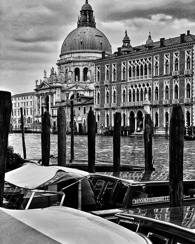 Copyright Laurence de Vog&uuml;&eacute; 
#lasalutedivenezia#lalagune#Italie#iphonography#streetphoto#black&amp;white#igers