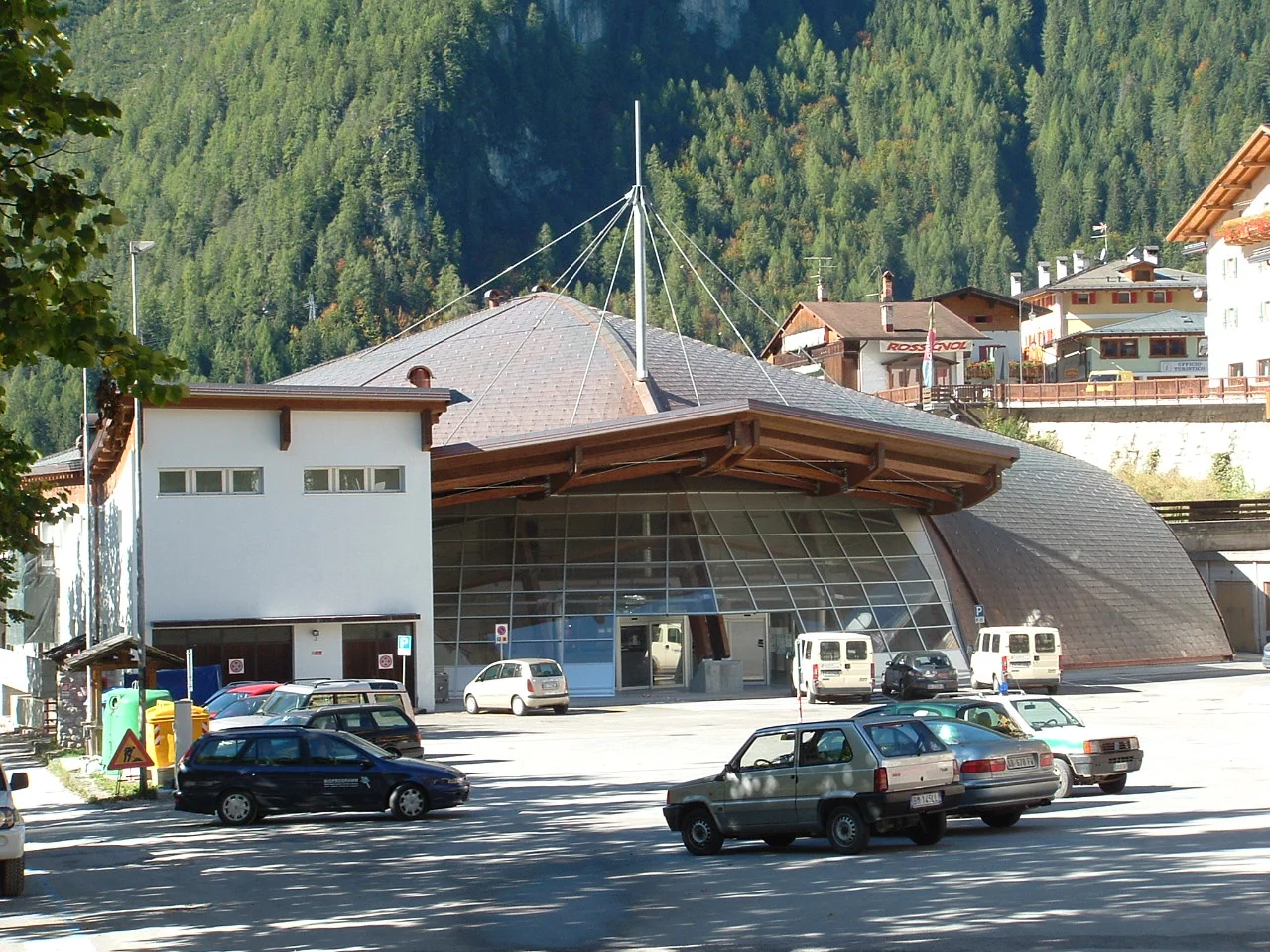PNC50IT_Prestige_Compact_BL_Palasport_Alleghe1.JPG