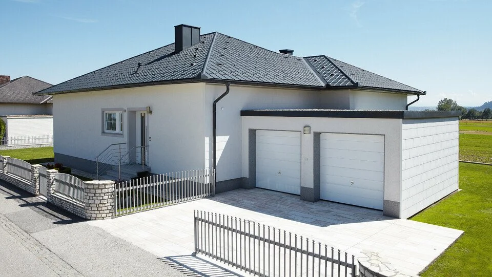 csm_PREFA-Bungalow-Dachplatte-Einfamilienhaus-Klassisch-anthrazit-Garage_74ba7da052.jpg