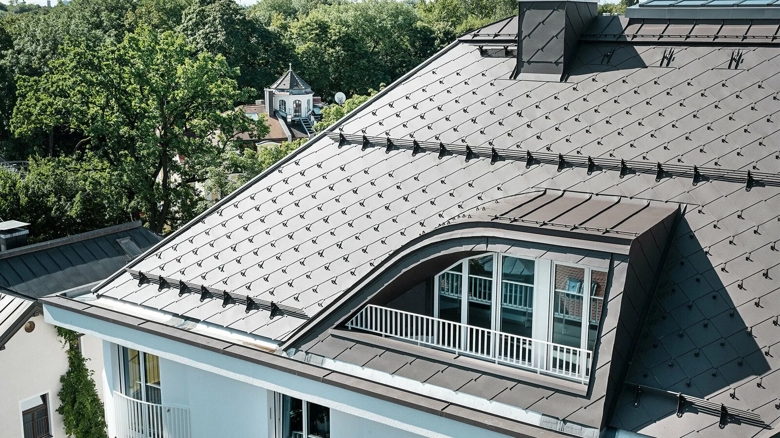 csm_PREFA-Dachsanierung-Seestrasse-Muenchen-Dachraute-44-braun-Gaube_f0c2b0437b.jpg