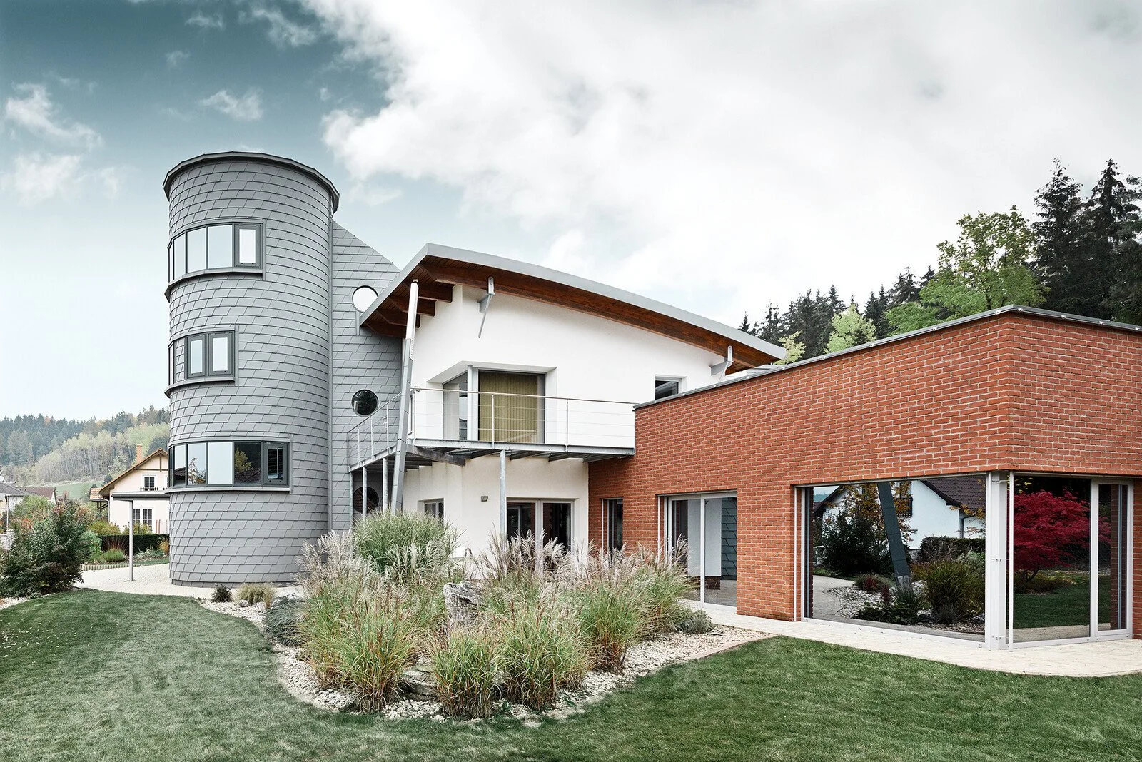 csm_PREFA-Einfamilienhaus-Turmzubau-gerundet-Wandschindel-patina-grau_5183b9b0db.jpg