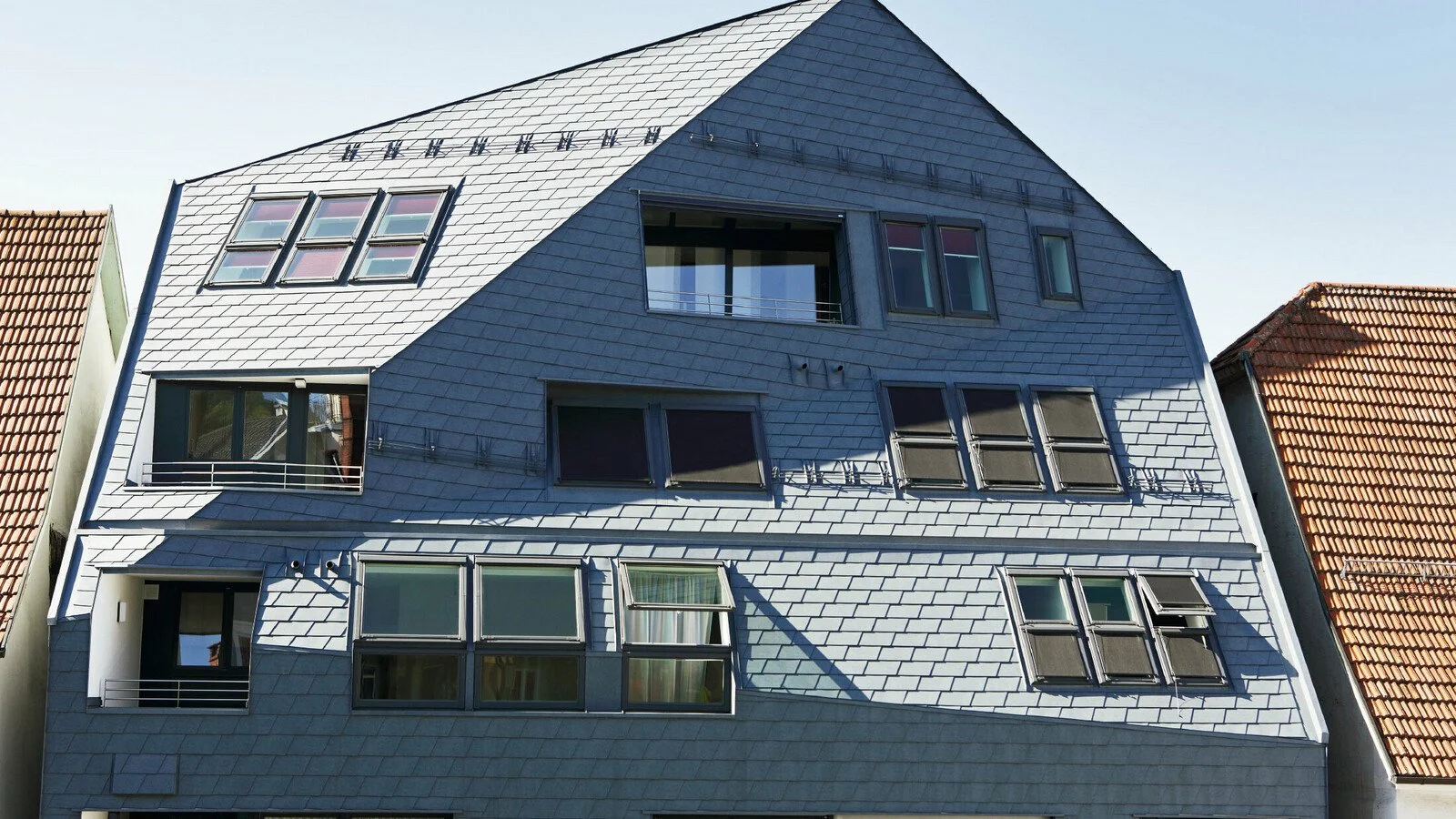 csm_PREFA-Tuttlingen-Galeriehaus-Dachschindel-Wandschindel-Steingrau-gekantete-Fassade_9659a9882d.jpg