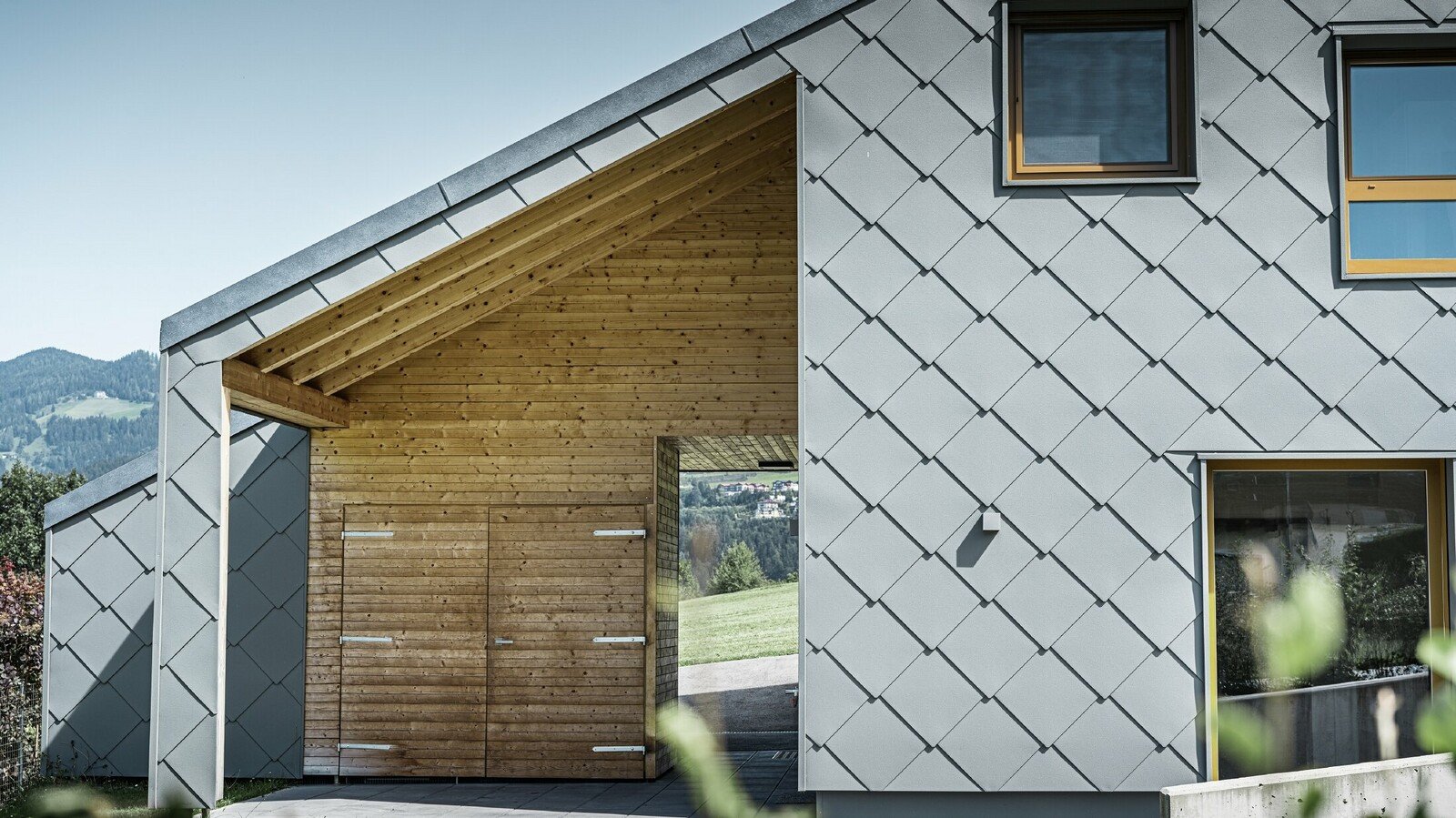 csm_PREFA-Ferienhaus-Pongau-Raute-44-hellgrau-Holz_736372c425.jpg