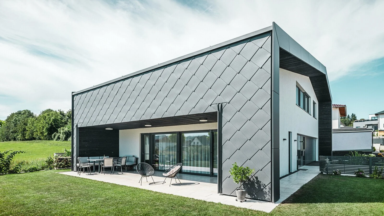 csm_Garten-Einfamilienhaus-Aschach-AT-PREFA-Dach-Fassade-Raute-44x44-P10-Dunkelgrau-Aluminium_e176d103f0.jpg