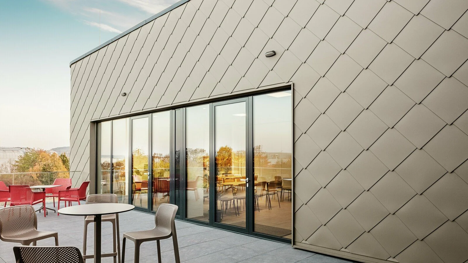 csm_Dach-Terrasse-PREFA-Ungarn-Aluminium-Fassade-Wandraute-44x44-Bronze_1a3488dc2a.jpg