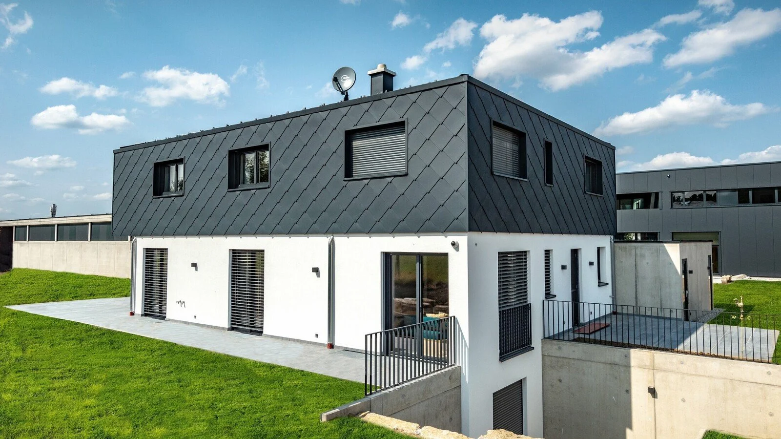 csm_PREFA-Wandraute-44-anthrazit-modernes-Einfamilienhaus-Flachdach_5662fdcb55.jpg
