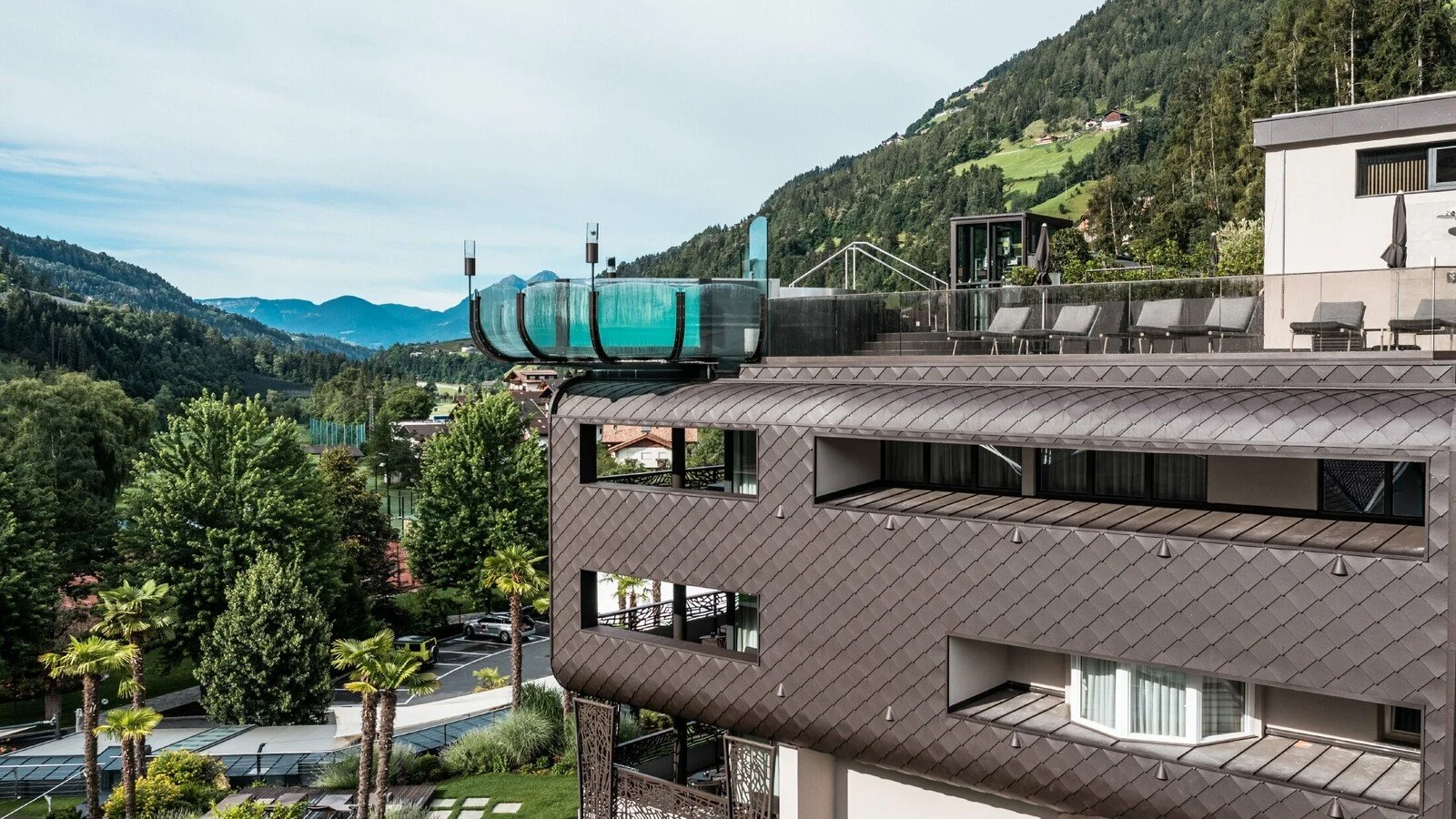 csm_PREFA-Quellenhof-Luxus-Resort-Passeier-Wandraute-29-nussbraun-Dachpool_6577dd21c9.jpg