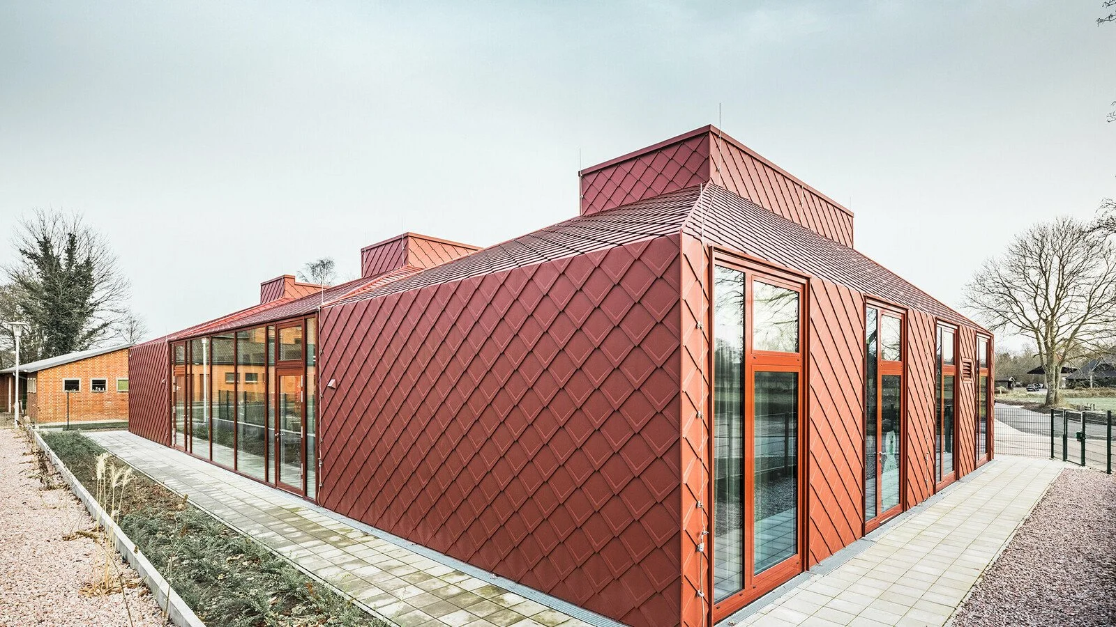 csm_PREFA-Kindergarten-Hennstedt-Dachraute-Wandraute-44-Oxydrot-Hamburg_34ab1c5b70.jpg