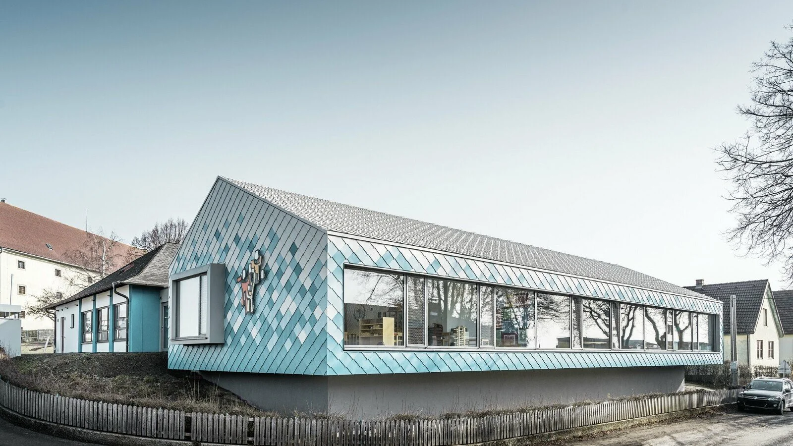 csm_PREFA-Kindergarten-Weitersfeld-Wandraute-29-reinweiss-tuerkis-hellblau-Fassadengestaltung-Farbverlauf_dcc5d7371e.jpg