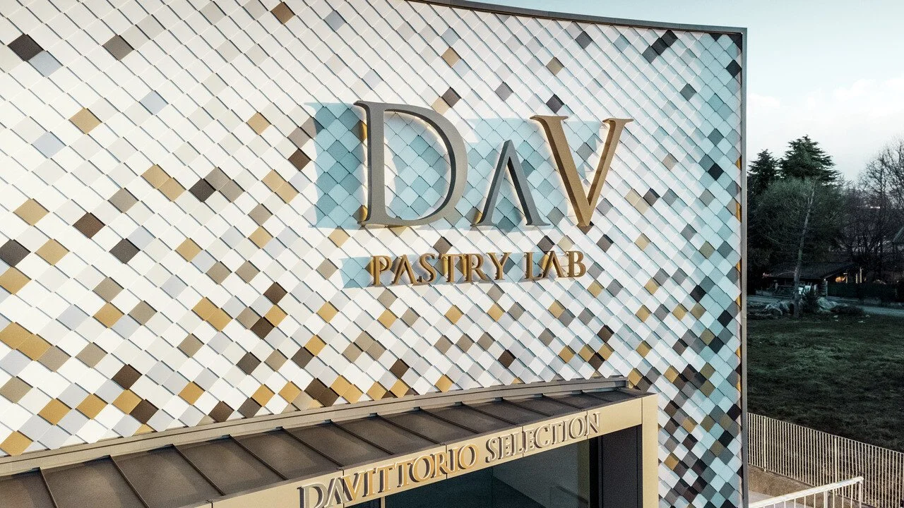 csm_PREFA-DAV-Pastry-Lab-Bergamo-Wandraue-20-braun-bronze-prefaweiss-reinweiss-Logo_03ffda038c.jpg